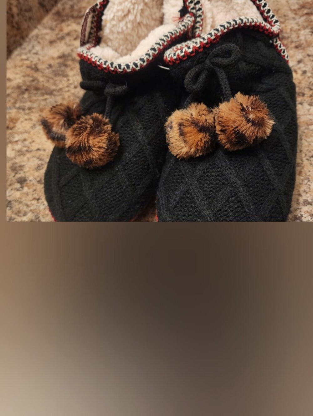 MUK LUKS Women’s Buffalo Plaid Pom Pom Slippers Black Red Size L 9-10 NWT